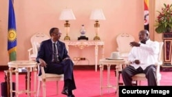 Rais Paul Kagame (Kushoto) na Rais Yoweri Museveni