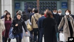 17일 일본 도쿄에서 시민들이 횡단보도를 건너고 있다. 