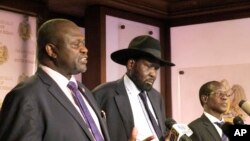 Salva Kiir, président sud-soudanais, au centre, et son premier vice-président Riek Machar, à gauche au cours d'une conférence de presse au palais présidentiel à Juba, Sud-Soudan, 8 juillet 2016.