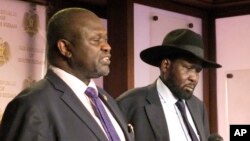 Le vice-président du Soudan du Sud, Riek Machar, à gauche et le président sud soudanais Salva Kiir tiennent une conférence de presse au palais présidentiel à Juba, Sud-Soudan, 11 juillet 2016.