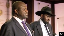 FILE - South Sudan Riek Machar, left, and Salva Kiir, South Sudan president, attend a press conference at the presidential palace in Juba, South Sudan, July 8, 2016.