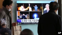 지난달 30일 한국 서울역에서 시민들이 북한의 ICBM 발사와 관련한 TV 뉴스를 시청하고 있다.