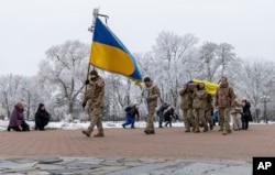 Soldados llevan el ataúd del actor principal del teatro musical y dramático Petro Velykiy, de 48 años, quien murió en una batalla con las tropas rusas en la región rusa de Kursk, durante una ceremonia de despedida en Chernyhiv, Ucrania, el miércoles 27 de noviembre de 2024.