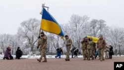 Compañeros soldados llevan el ataúd del actor principal del teatro musical y dramático Petro Velykiy, de 48 años, quien murió en una batalla con las tropas rusas en la región rusa de Kursk, durante una ceremonia de despedida en Chernyhiv, Ucrania, el 27 de noviembre de 2024. 