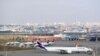 Un avión de Latam Airlines es visto en el Aeropuerto Internacional de Guarulhos en medio del brote de la enfermedad por coronavirus (COVID-19), en Guarulhos, cerca de Sao Paulo, Brasil, 19 de mayo de 2020.