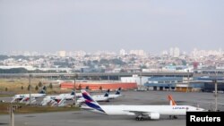 Un avión de Latam Airlines es visto en el Aeropuerto Internacional de Guarulhos en medio del brote de la enfermedad por coronavirus (COVID-19), en Guarulhos, cerca de Sao Paulo, Brasil, 19 de mayo de 2020.