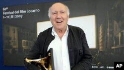 French actor Michel Piccoli poses with the Excellence Award he received for his work during a photocall at the 60th International Film Festival Locarno, Friday Aug. 10, 2007, in Locarno, Switzerland. 