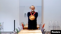 Koki bintang Michelin, Massimo Bottura di restoran miliknya, Refettorio Ambrosiano di Milan, 18 Desember 2017. 