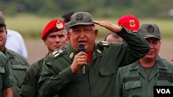 El presidente Hugo Chávez juramentó a los miembros de la Guardia del Pueblo en una plaza de Caracas.