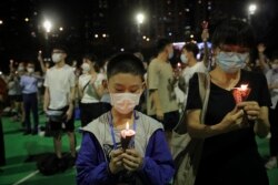 香港维多利亚公园参加六四31周年悼念活动的人手持蜡烛。（2020年6月4日）