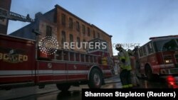 Personel Dinas Pemadam Kebakaran Kota Baltimore sedang memadamkan kebakaran di Baltimore, Maryland, 28 April 2015. (Foto: Reuters/ilustrasi)