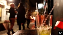 Dos jóvenes mujeres fuman frente a un bar en el distrito Soho, de Londres, en esta imagen del 21 de abril de 2012.