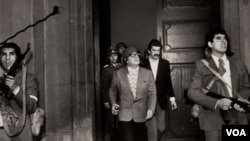 El doctor Patricio Guijón, el último que habría visto con vida a Allende, asegura que fue testigo de su suicidio