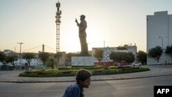 모잠비크 수도 마푸토의 사모라 마셸 초대 대통령 동상. 북한 만수대창작사가 세운 기념물이다.