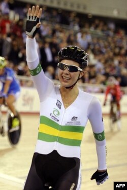 میلیسا ہوسکنز 17 فروری 2012 کو لندن اولمپک پارک میں خواتین کی یو سی آئی ورلڈ کپ ٹریک سائیکلنگ ریس جیتنے کے بعد خوشی کا اظہار کرتے ہوئے ، فائل فوٹو