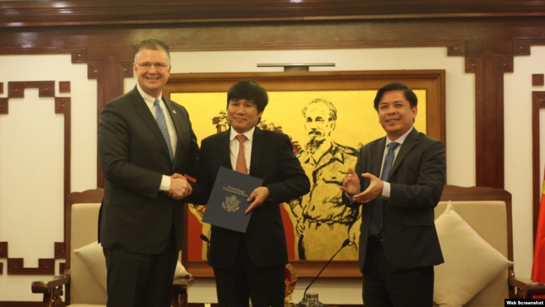 Đại sứ Hoa Kỳ tại Việt Nam Daniel J. Kritenbrink trao thư của FAA tới Cục trưởng Cục Hàng không Việt Nam Đinh Việt Thắng và chúc mừng Việt Nam đạt được xếp hạng an toàn hàng không loại 1.
