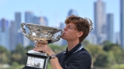 Petenis Italia Jannis Sinner berpose dengan trofi Norman Brookes Challenge Cup setelah mengalahkan Alexander Zverev dari Jerman pada laga final tunggal putra turnamen tenis Australia Terbuka di Melbourne pada 27 Januari 2025. (Foto oleh William West/ AFP
