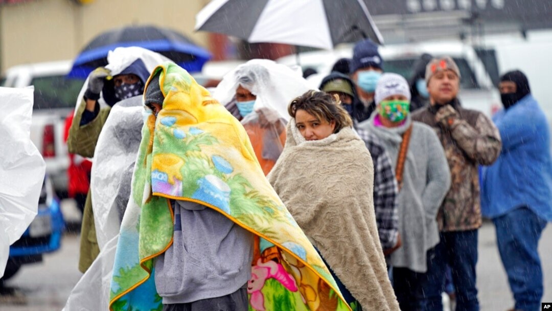 Numerosas personas hacen fila para llenar sus tanques de gas propano el miércoles 17 de febrero de 2021 en medio de un intenso frío, en Houston, Texas.