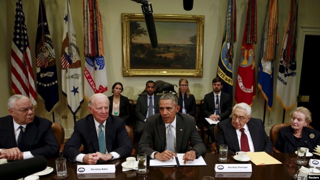Mantan menteri-menteri luar negeri AS bertemu Presiden Barack Obama untuk membahas Kemitraan Trans-Pasifik (TPP) di Gedung Putih, November 2015.