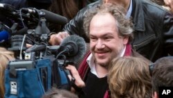 L'écrivain français Mathias Enard répond aux questions des journalistes après avoir reçu son prix, à Paris, 3 novembre 2015. (AP Photo/Jacques Brinon)