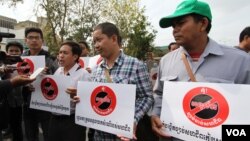 In this photo taken on April 4, 2016, Cambodian union leader and activists speak to the press during a rally against the union law, outside the National Assembly in Phnom Penh, Cambodia. (Leng Len/VOA Khmer)