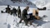 En esta foto de archivo del 15 de abril de 2002, miembros del Equipo de Rescate a Gran Altitud del Ejército de EEUU en la Base Militar de Fort Wainwright, Alaska, descargan suministros desde los helicópteros del equipo para el Monte McKinley, a 2.133 metros de altura.