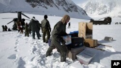 En esta foto de archivo del 15 de abril de 2002, miembros del Equipo de Rescate a Gran Altitud del Ejército de EEUU en la Base Militar de Fort Wainwright, Alaska, descargan suministros desde los helicópteros del equipo para el Monte McKinley, a 2.133 metros de altura.