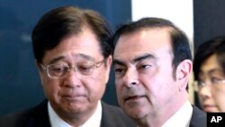 El presidente de Nissan Motor Co. Carlos Ghosn, (derecha) y el presidente de Mitsubishi Motors Corp. Osamu Masuko, realizaron una conferencia de prensa conjunta en Yokohama, cerca de Tokio, el jueves, 12 de mayo de 2016.
walk in the venue of their joint press conference in Yokohama, near Tokyo, Thursday, May 12, 2016.