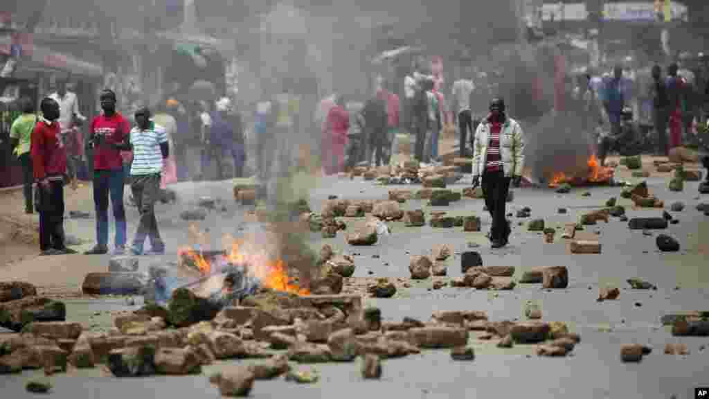 Les partisans du candidat &nbsp;à la présidentielle Raila Odinga protestent dans la région de Mathare à Nairobi le 9 août 2017.