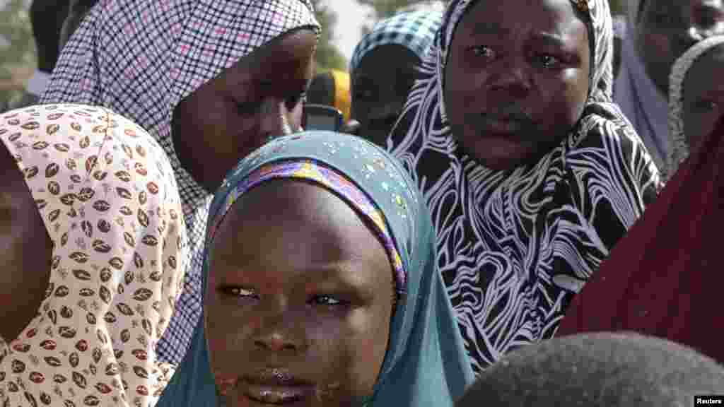 Iyayen da &lsquo;yan uwan &lsquo;yan matan da aka sace suna maida jawabi a taron da suka yi da gwamna jihar Borno, a Chibok, jihar Borno, 22 Afrilu 2014.