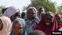 Iyayen da ‘yan uwan ‘yan matan da aka sace suna ganawa da gwamnan jihar Borno Kashim Shettima, a Chibok, jihar Borno, 22 Afrilu 2014.