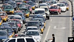 北京街头的汽车排成长龙(资料照片)