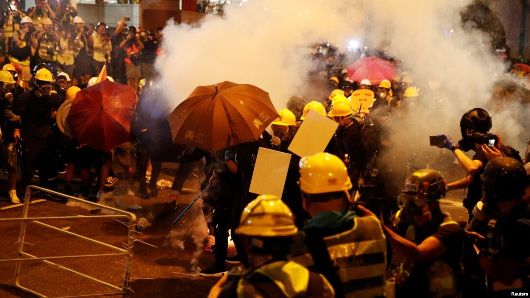 Para demonstran anti-ekstradisi terlihat berubah menjadi barikade, dalam aksi unjuk rasa menyerukan reformasi demokratis di Hong Kong, China, 21 Juli 2019. 
