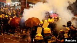 Al final de la marcha, los manifestantes ocuparon una importante avenida cercana al parlamento local y una gran multitud se concentró fuera de la sede central de la policía.