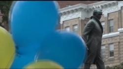 На честь українських героїв у Вашингтоні пустили у небо повітряні кульки. Відео