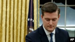 El secretario en la Casa Blanca, Rob Porter asegura que las acusaciones son "falsas" e "indignantes".