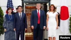 Президент Дональд Трамп и первая леди Мелания Трамп приветствуют премьер-министра Японии Синдзо Абэ и его супругу Аки Абэ в Белом доме, 26 апреля 2019 года
