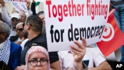 Baadhi ya wakaazi wa Tunisia wakifanya kampeni za kutetea demokrasia nchini humo