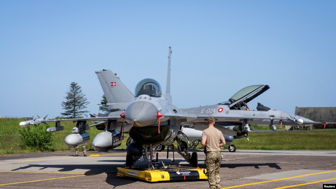 덴마크군 병사가 현지 공군 기지에서 F-16 전투기를 점검하고 있다. (자료사진)