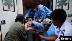 Manifestantes ayudan a un hombre herido en choques con las fuerzas de seguridad en las protestas en Juliaca, en el sur de Perú, el 9 de enero de 2023.