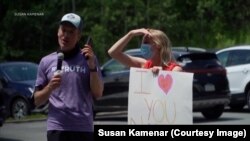 Pelari maraton Corey Cappelloni (kiri) bersama kekasihnya, Susan Kamenar. Cappelloni berlari 350 kilometer untuk bisa bertemu neneknya di tengah pandemi Covid-19. 