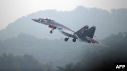 Một chiếc Su-35 của Nga bay thử trước một triển lãm hàng không ở Quảng Đông, Trung Quốc, năm 2014