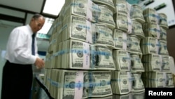 El diario dice que las compañías depositaron $166 mil millones de dólares en bancos en el extranjero el año pasado.