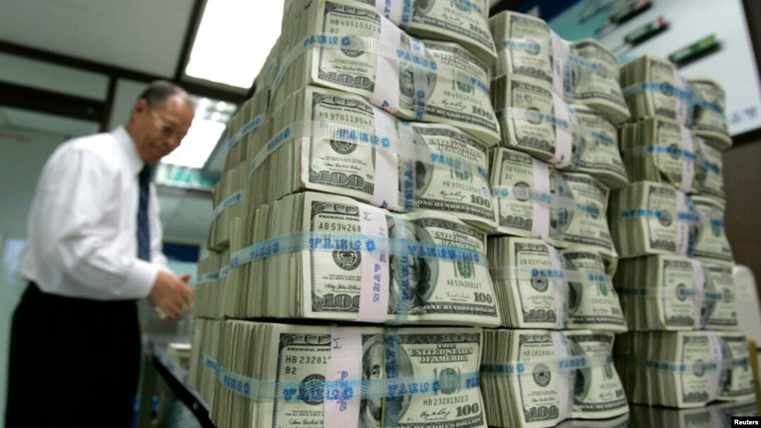 Uno de los primeros efectos de no subirse el techo de la deuda sería el desplome del dólar frente a otras monedas.