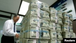 مقام های ایران مدعی هستند که آمریکا مانع معامله بانکهای خارجی با ایران است. 