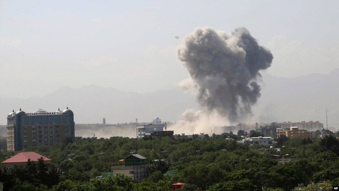 Asap mengepul pasca ledakan besar di kota Kabul, Afghanistan, 1 Juli 2019.