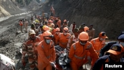 Tim penyelamat mengangkut korban tewas, umumnya pekerja konstruksi, di Uttarakhand, India, Selasa (9/2).