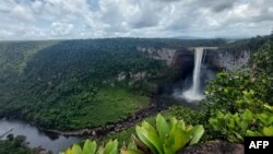 TOPSHOT - Pemandangan Kaieteur, air terjun tunggal terbesar di dunia, di wilayah Potaro-Siparuni, Guyana, 12 April 2023. (Martín SILVA / AFP)