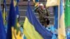 Un oficial de la 10.ª Brigada de Asalto de Montaña y veterano de la guerra ruso-ucraniana presenta sus respetos en un monumento improvisado a los soldados ucranianos caídos en en Kiev, el 28 de mayo de 2024, en medio de la invasión rusa de Ucrania. [Foto: Archivo/AFP]
