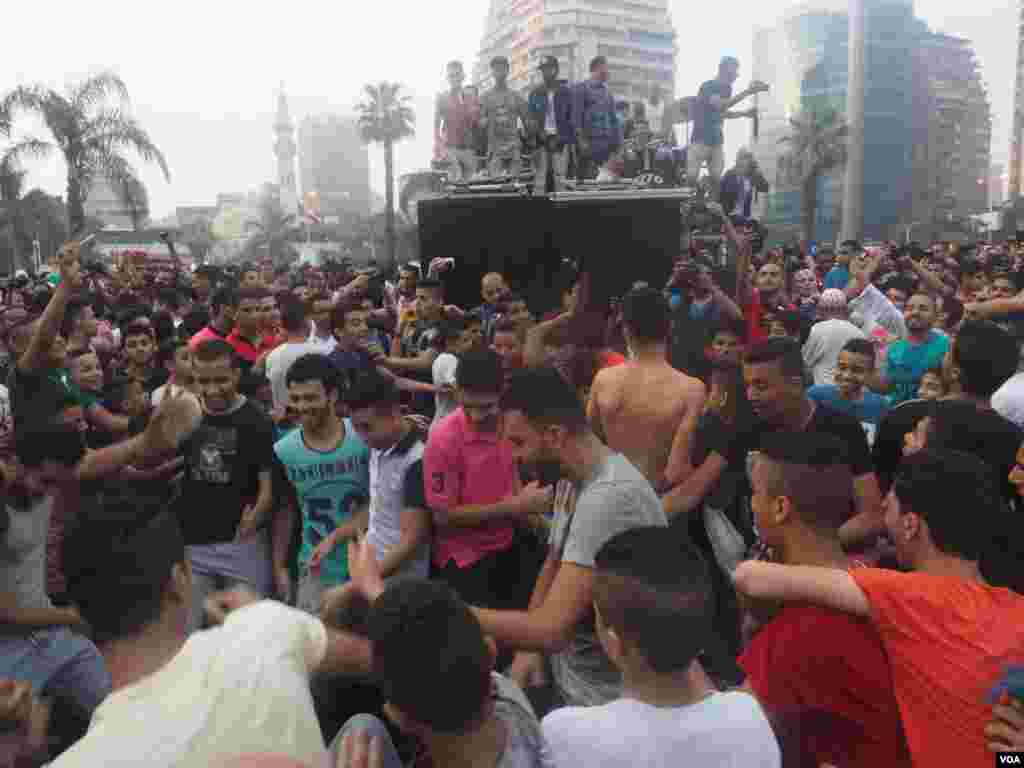 Egyptian youth do the &ldquo;Shaby&rdquo; dance as a DJ spins tunes at the end of Friday prayers in Cairo, Egypt. July 6, 2016. (Photo: Hamada Elrasam for VOA)